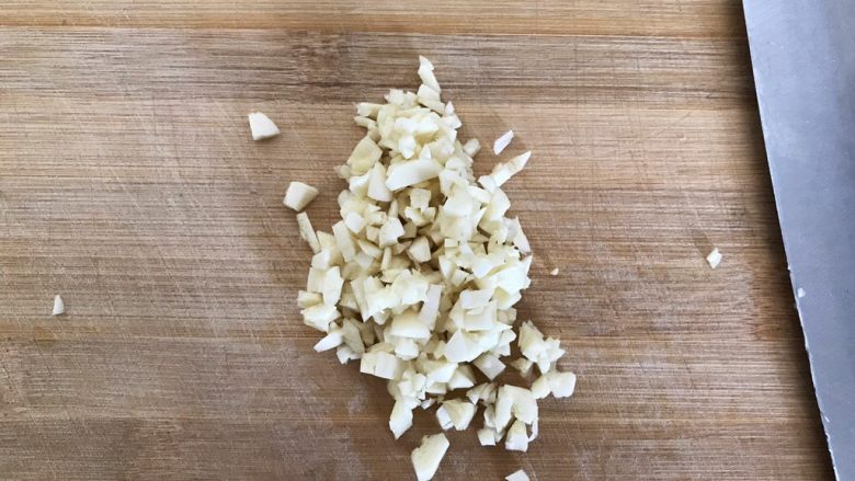 蒜香辣子凉拌野芹菜,大蒜去皮洗净之后切成末