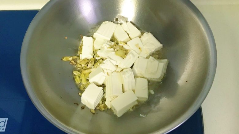 雪笋氽白玉,轻轻掂锅,尽量避免用铲子