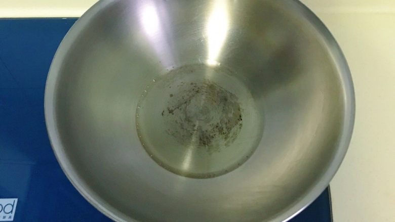 雪笋氽白玉,热锅冷油,锅里放油