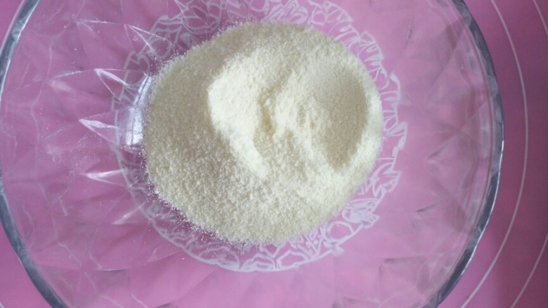 棉花糖版原味牛轧糖———小时候的味道,这时候棉花糖不会立即融化,我们称出一份<a style='color:red;display:inline-block;' href='/shicai/ 1124'>奶粉</a>放在旁边备用。
