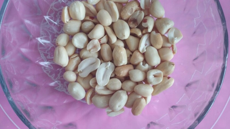 棉花糖版原味牛轧糖———小时候的味道,称出一份花生备用。用整颗花生或者花生碎都可以,可以根据自己的口味。