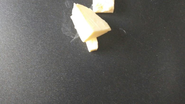 棉花糖版原味牛轧糖———小时候的味道,将黄油放入不粘锅内,小火!小火!小火加热至融化,重要的事情说三遍!