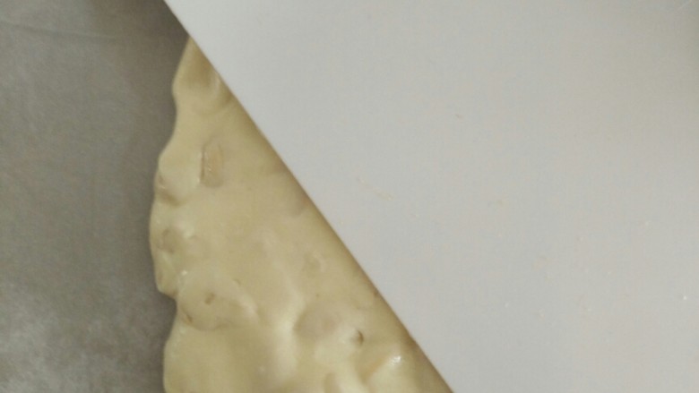 棉花糖版原味牛轧糖———小时候的味道,用刮板按压牛轧糖与烤盘的边平齐,大概厚度是1.5厘米左右。