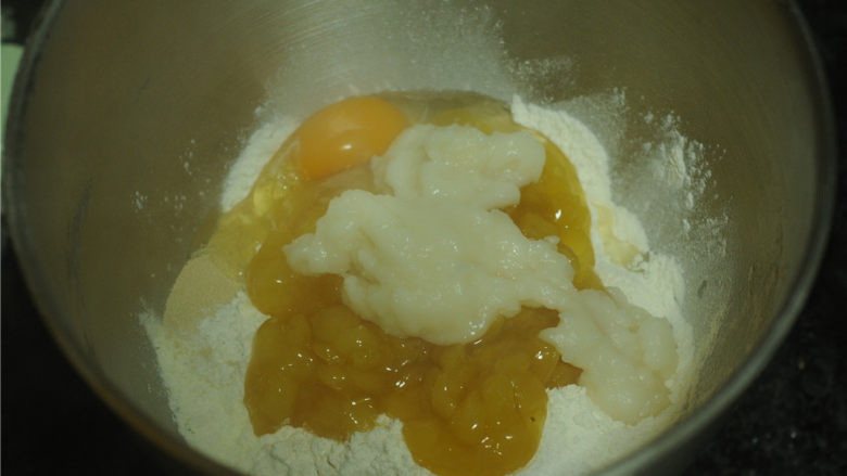 汤种菠萝酱土司,倒入面糊、盐、<a style='color:red;display:inline-block;' href='/shicai/ 10588'>糖</a>,厨师机和成团