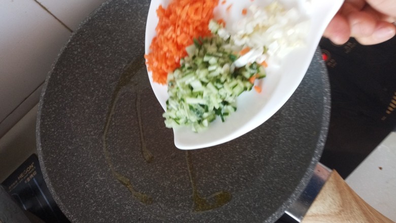 辅食:迷你鸡翅中包米饭,放入胡萝卜,黄瓜,洋葱丁煸炒