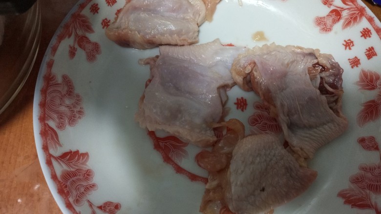 辅食:迷你鸡翅中包米饭,把鸡翅中去掉骨头大块肉,只留皮