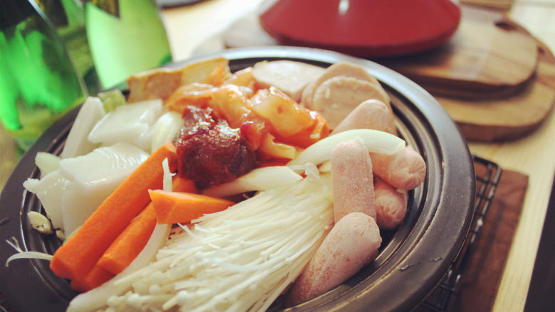 部队火锅,把所有食材放在锅里，添水煮熟，放上<a style='color:red;display:inline-block;' href='/shicai/ 11735'>辛拉面</a>的料包