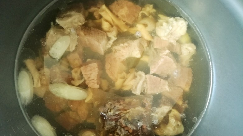 西红柿土豆炖牛腩,排气后打开盖子,牛肉己炖至半熟。