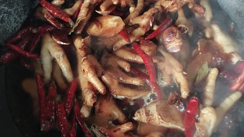 姜辣凤爪,炒至鸡爪外面有点焦黄再给生抽、料酒,上色以后加水刚刚没过鸡爪、给盐大火烧开以后改小火,烧二十分钟左右差不多就好了,喜欢烂一点的多烧一下,这时候锅内估计还有一点汤汁,给入<a style='color:red;display:inline-block;' href='/shicai/ 721'>蚝油</a>,鸡精等佐料开大火翻炒到汁都裹在了鸡爪上关火上盘。