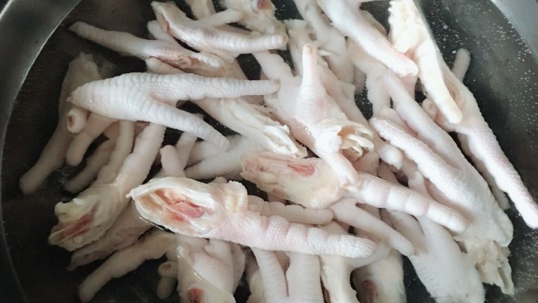 姜辣凤爪,爪子焯水,煮三分钟沥干