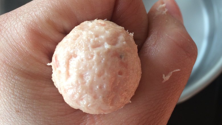 萝卜丸子粉丝汤,手上抹油,利用虎口位置挤出肉丸。