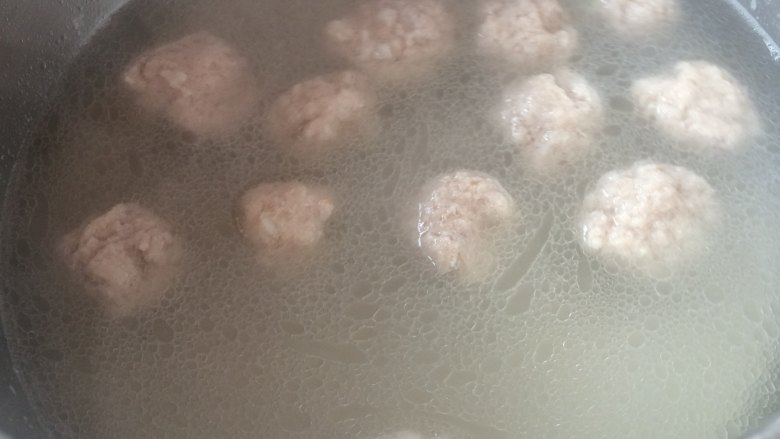 萝卜丸子粉丝汤,锅内烧开水,将挤好的肉丸煮熟。捞出备用。
