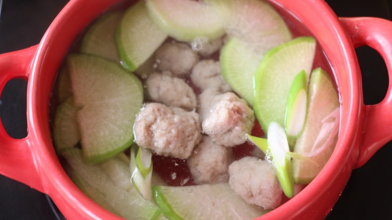 萝卜丸子粉丝汤,加入适量水,加入肉丸。