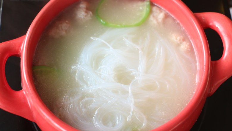 萝卜丸子粉丝汤,加入粉丝,再煮5分钟。
出锅前撒少许盐调味。