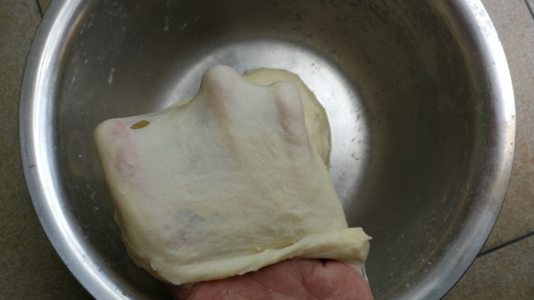 手撕椰蓉面包,用手揉成团后,摔打搓揉面团至能拉出粗膜的状态