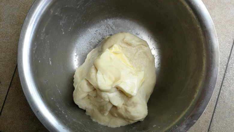 手撕椰蓉面包,加入盐和软化的黄油,继续揉面