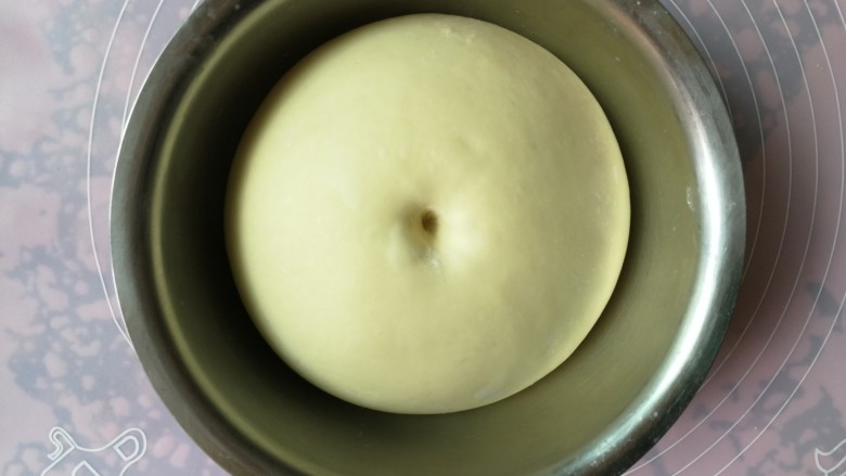 手撕椰蓉面包,室温发酵一小时(我的室温差不多25度左右),面团发酵至两倍大,手指粘粉戳洞不塌陷不回缩,一发完成