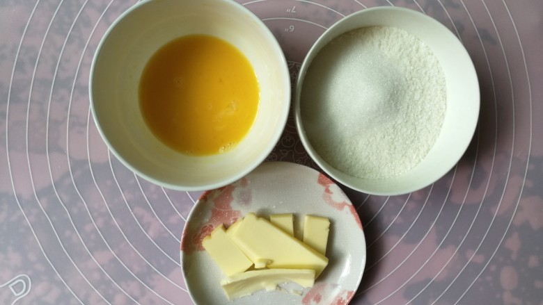 手撕椰蓉面包,一发发酵期间,可以准备馅料所需材料(细砂糖和<a style='color:red;display:inline-block;' href='/shicai/ 630'>椰蓉</a>放在一个碗里)