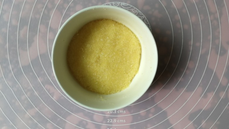 手撕椰蓉面包,细砂糖、软化的黄油和全蛋液都加入椰蓉中,用刮刀拌匀即可(如果黄油软化不到位很难拌匀,也可以直接将黄油隔热水融化后使用)