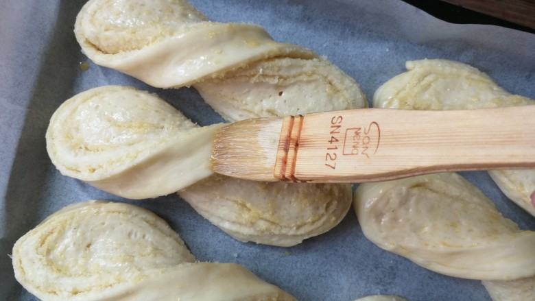 手撕椰蓉面包,放入烤箱进行二次发酵40分钟左右,两倍大小取出,表面刷一层薄薄的全蛋液