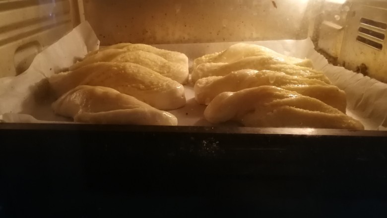 手撕椰蓉面包,烤箱180度预热5分钟,然后将烤盘送入烤箱烘烤,180度上下火中层烘烤20分钟左右