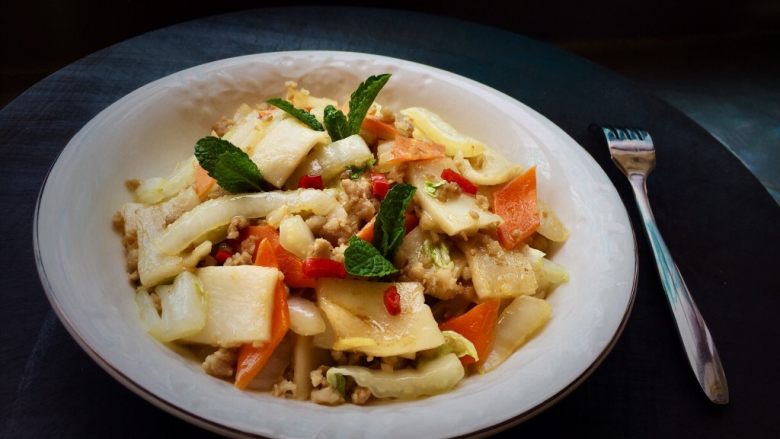 白菜饵块(年糕),水分炒干盛出装盘即可
