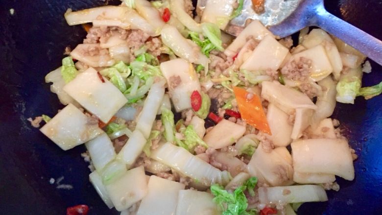 白菜饵块(年糕),加入少许加有生抽的水