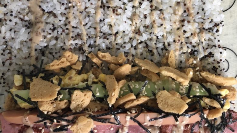 KFC握的大饭团,先从肉松开始,码上各种准备好的食材,挤上沙拉汁,像卷蛋糕卷一样把饭团卷成筒状