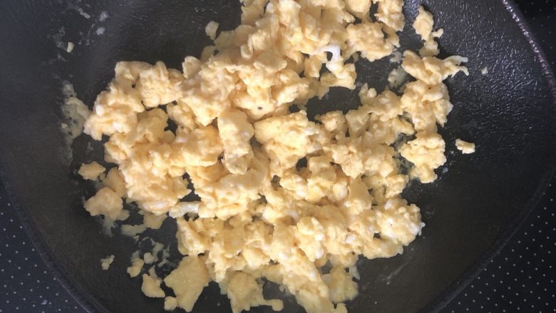 KFC握的大饭团,开中火,滑入蛋液,用筷子拨到凝固状态,起锅