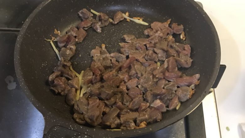 小炒牛肉,把牛肉放入锅里翻炒，加入<a style='color:red;display:inline-block;' href='/shicai/ 718'>料酒</a>，转大火爆炒