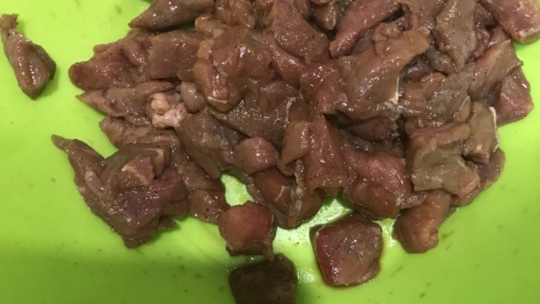 小炒牛肉,<a style='color:red;display:inline-block;' href='/shicai/ 216'>牛肉</a>切成一小粒，用<a style='color:red;display:inline-block;' href='/shicai/ 720'>胡椒粉</a>，<a style='color:red;display:inline-block;' href='/shicai/ 146542'>孜然粉</a>，<a style='color:red;display:inline-block;' href='/shicai/ 692'>酱油</a>，少许生粉，腌制一会