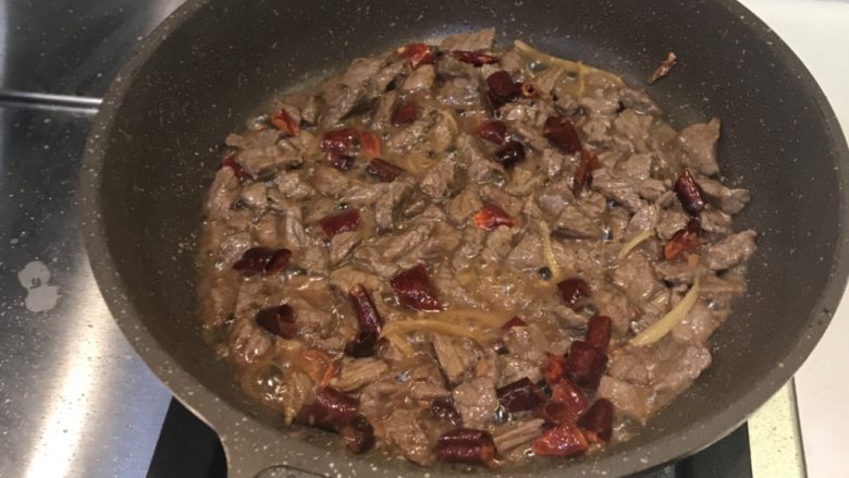 小炒牛肉,爆香后，把牛肉和辣椒一起翻炒，加一点<a style='color:red;display:inline-block;' href='/shicai/ 788'>生抽</a>，大火翻炒