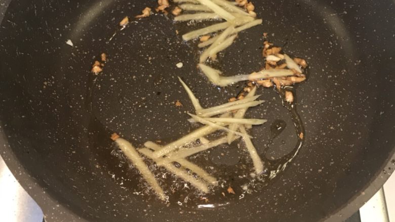 小炒牛肉,蒜末放三分之一，和姜丝，炒香