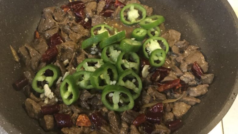 小炒牛肉,加入青辣椒，蒜末，一起翻炒，然后可以出锅。（味道如果不够可以加点盐）
