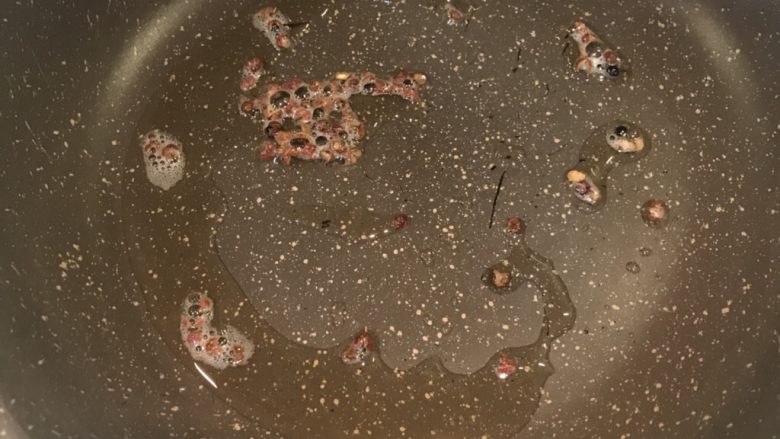 小炒牛肉,锅内放油，小火放入<a style='color:red;display:inline-block;' href='/shicai/ 700'>花椒</a>，超出味道后，把<a style='color:red;display:inline-block;' href='/shicai/ 700'>花椒</a>捞出来扔掉。