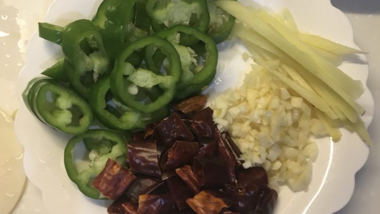 小炒牛肉,青椒切成圈，干辣椒切段，蒜切成末，姜切丝