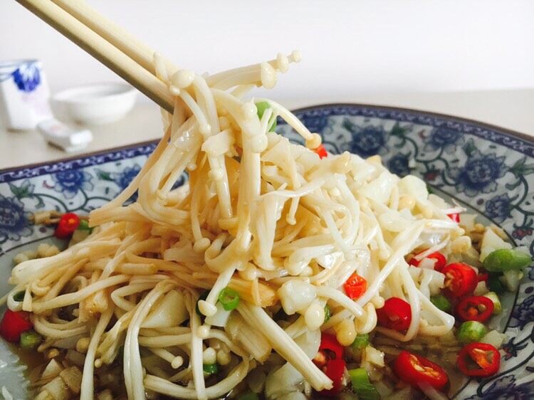 #菌类料理# 蒜蓉辣椒蒸金针菇,金针菇蒸后出的汤汁很鲜美,略有丝丝甜味,再加上蒜香味,清清爽爽,味道棒极啦!