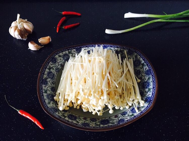 #菌类料理# 蒜蓉辣椒蒸金针菇,将金针菇撕成一根一根的,盛入容器中。