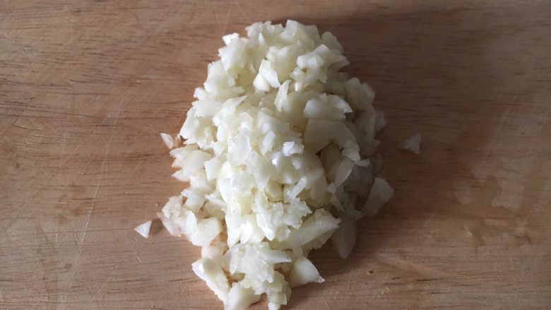 #菌类料理# 蒜蓉辣椒蒸金针菇,将蒜切成蒜蓉,不用切的很精细。