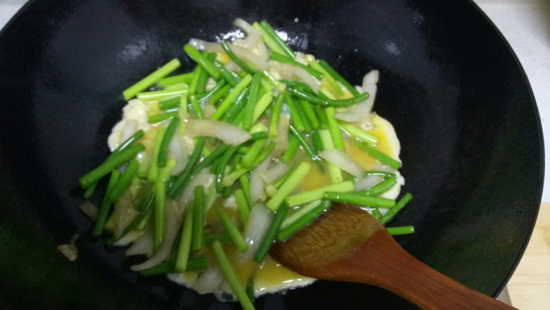 鸡蛋焊蒜台,倒入鸡蛋液,太鸡蛋夜定形。