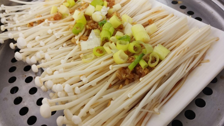 菌类料理+蒜蓉蒸金针菇,上锅蒸,大火蒸6分钟左右