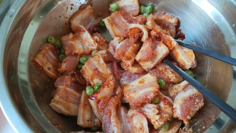 碗豆渣五香粉蒸肉,搅拌均匀,加入15酱油。