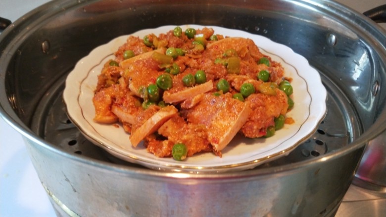 碗豆渣五香粉蒸肉,蒸锅加入足够的水,放入盘子,大火烧开转中火,蒸一个半小时即可食用。