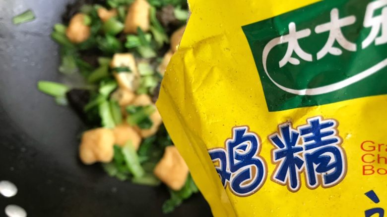 黑木耳豆泡小青菜,加一丢丢鸡精,翻炒均匀,即可