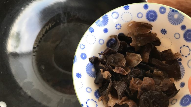 黑木耳豆泡小青菜,待锅内油七分热时,下黑木耳