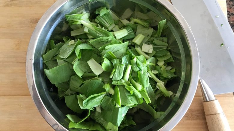 黑木耳豆泡小青菜,小青菜洗净之后切碎,控干水分,备用