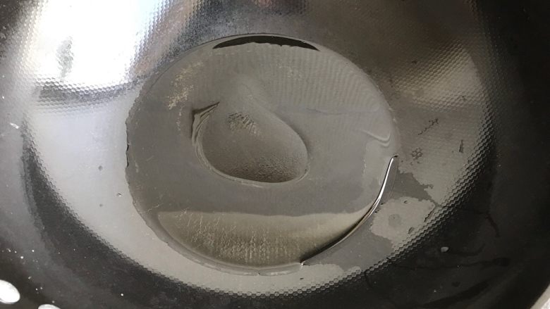只有在春天才能品尝到的-野笋烧肉,起油锅,热锅凉油