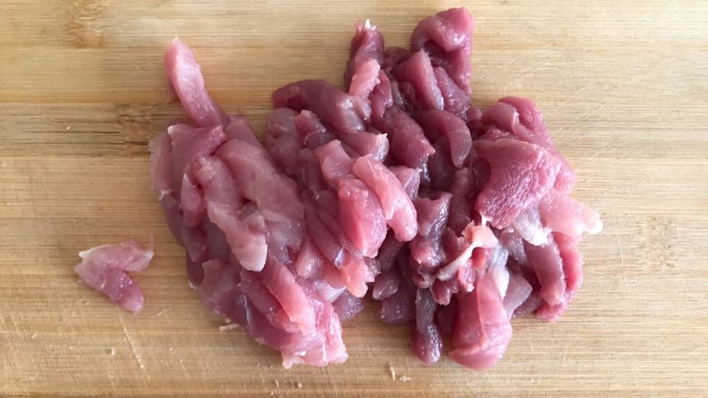 只有在春天才能品尝到的-野笋烧肉,猪肉洗净,切成粗丝