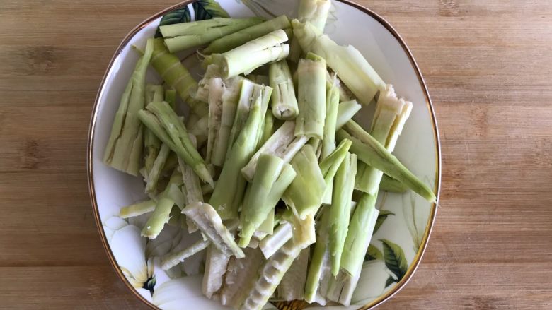 只有在春天才能品尝到的-野笋烧肉,全部处理好,备用