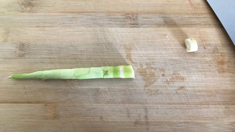 只有在春天才能品尝到的-野笋烧肉,野笋洗净,切去尾部老的一节